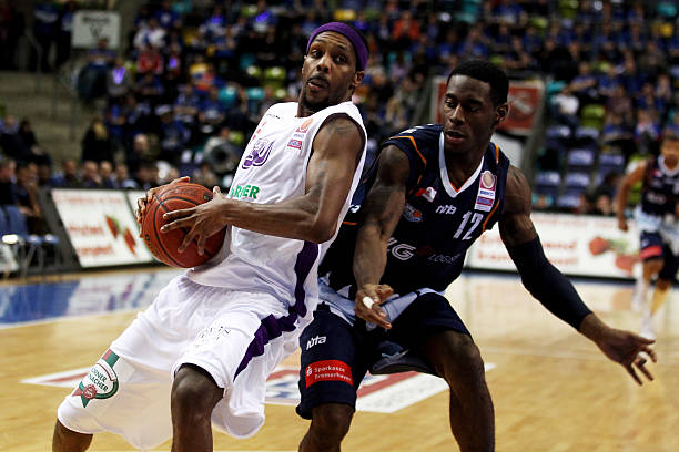 如今她依然 如今她依然